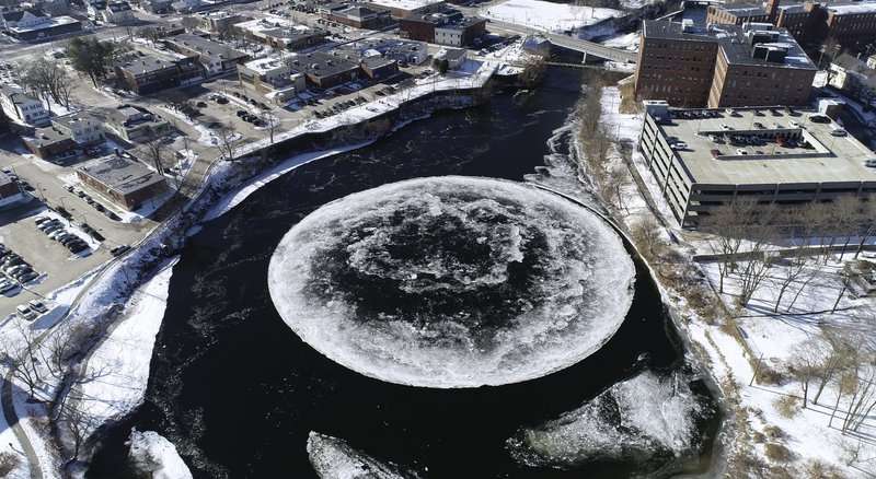 Disco de hielo natural formado en el río Presumpscot en Westbrook, Maine. (Tina Radel / Ciudad de Westbrook a través de AP)