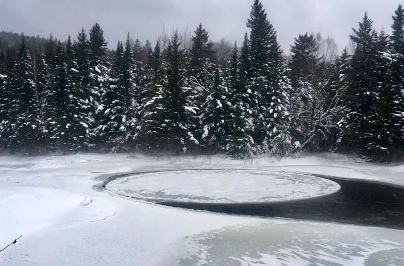 Disco de hielo de aproximadamente 30 o 40 pies en el Parque Estatal Baxter en Millinocket, Maine. Ap