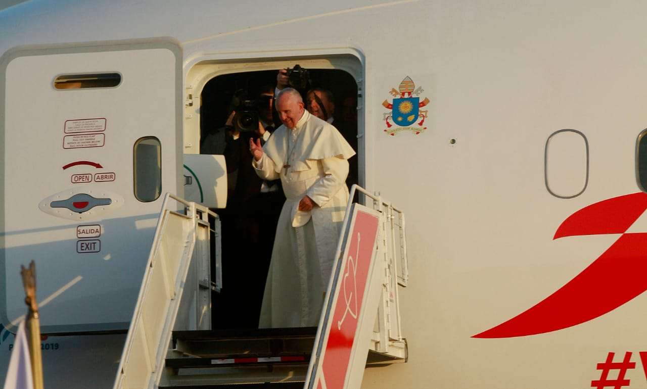 El papa Francisco se despidió de Panamá la tarde de este domingo  desde lo alto de la escalera del Boeing 787 Dreamliner de la aerolínea Avianca con rumbo a Roma. Foto: Edwards Santos