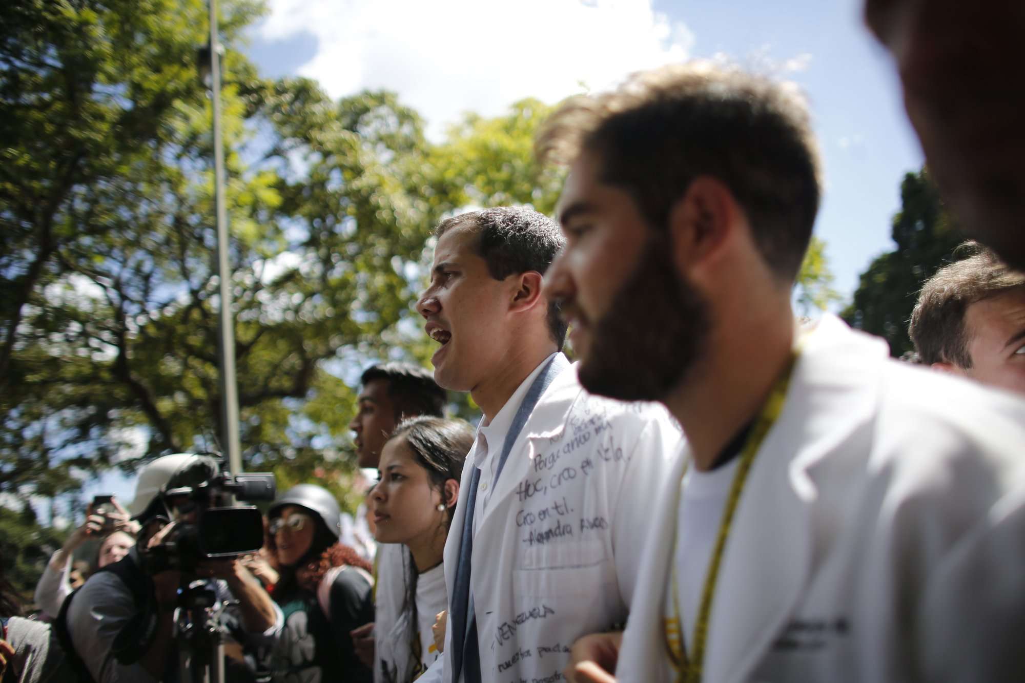El presidente de la Asamblea Nacional de oposición, Juan Guaido, quien se declaró a sí mismo presidente interino de Venezuela, participa en una caminata contra el presidente Nicolás Maduro, en Caracas, Venezuela. AP