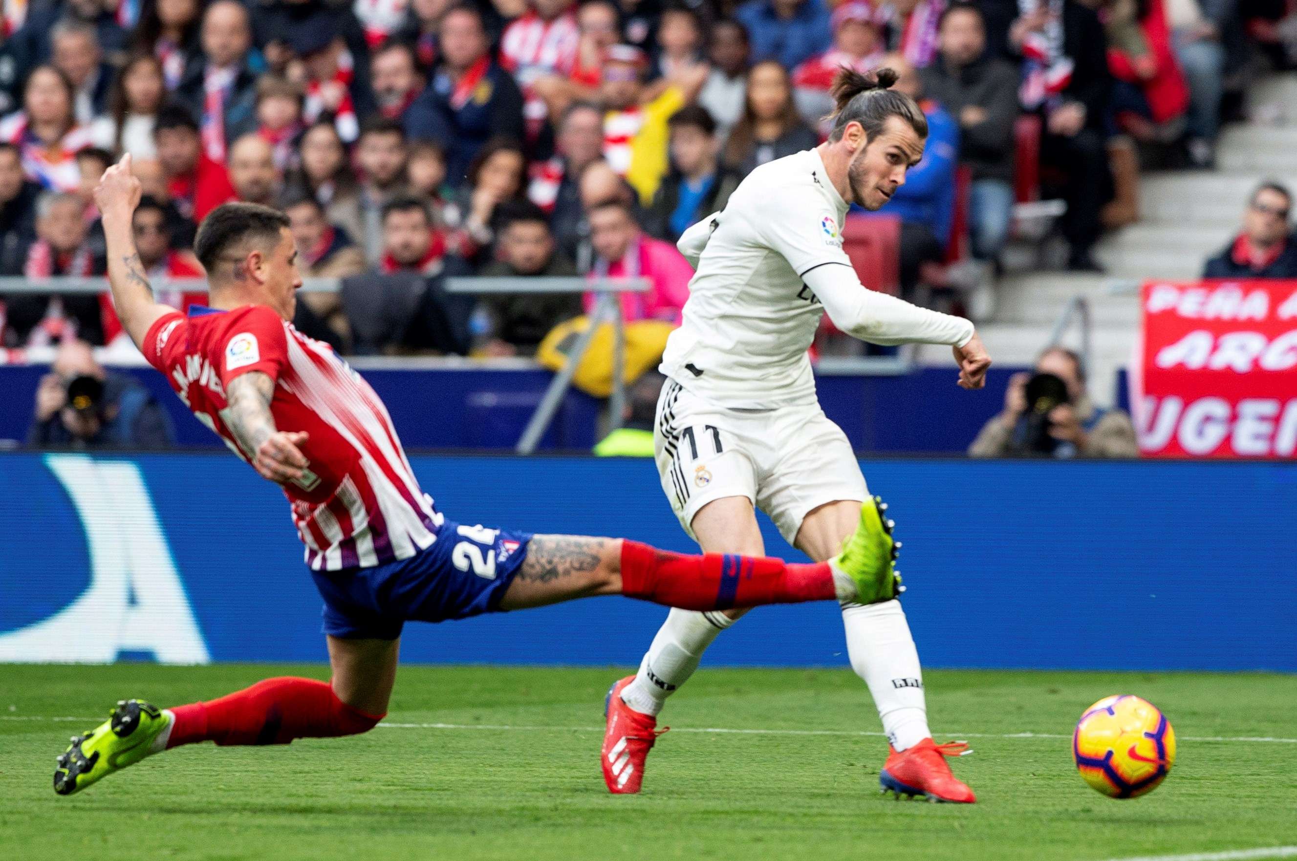 El delantero galés del Real Madrid Gareth Bale (d) y el defensa uruguayo del Atlético de Madrid José María Giménez durante el partido de la vigésimo tercera jornada de Liga que disputaron en el estadio Wanda Metropolitano de Madrid. EFE