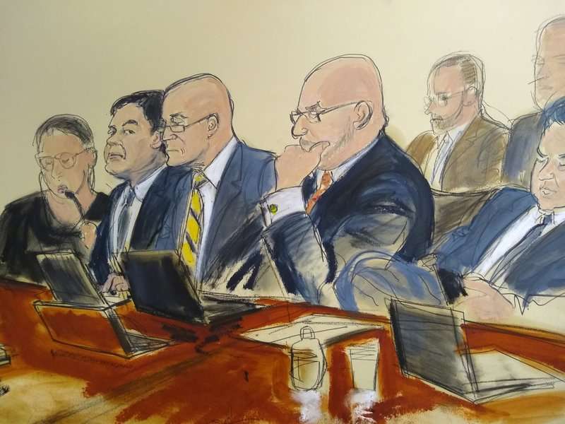 Joaquín &quot;El Chapo&quot; Guzmán, segundo desde la izquierda, sentado junto a sus abogados defensores, escucha el testimonio que fue leído al jurado, el lunes 11 de febrero de 2019. (Elizabeth Williams vía AP)