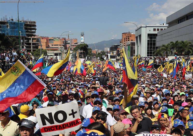 La oposición reclama que Maduro abandone el poder que señalan &quot;usurpa&quot; para que pueda instalarse un Gobierno transitorio que convoque a elecciones libres. EFE/Archivo