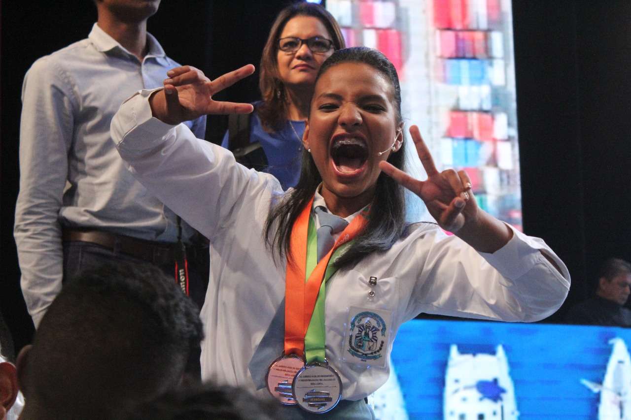 La joven Joelid Demir Mordok Gordón, demuestra su alegría al saber que había ganado el primer lugar. Foto: Cortesía