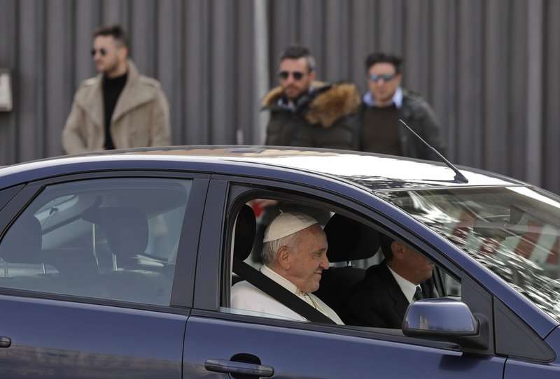 Papa Francisco saluda al salir de la Basílica de San Juan de Letrán después de conocer al clero romano, en Roma.  Foto AP / Alessandra Tarantino
