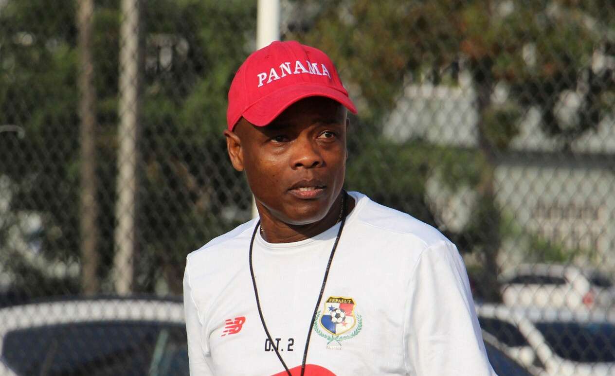 Julio Dely, técnico interino de la selección de Panamá. / Efe