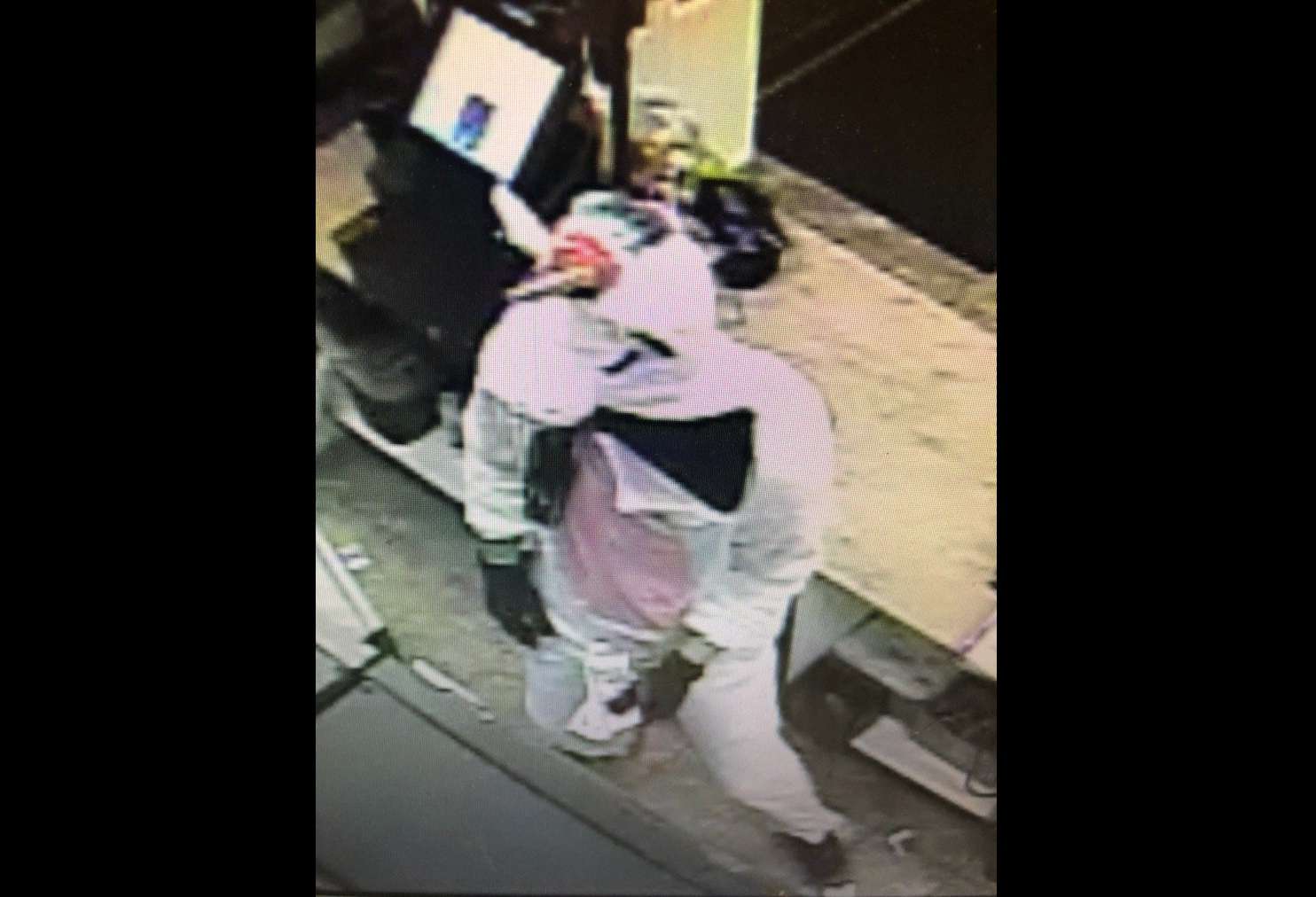 Esta foto provista por la policía del condado de Baltimore muestra un video de vigilancia de un robo a mano armada con un sospechoso vestido con el traje del unicornio. AP