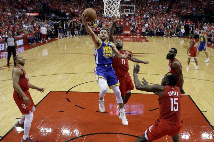 Stephen Curry se dirige a la canasta en el sexto juego de la serie de los playoffs de la NBA ante los Rockets de Houston. Foto: AP