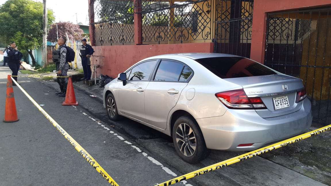 Sicarios abandonaron el vehículo en calle 2da Paraíso. Foto: Edwards Santos