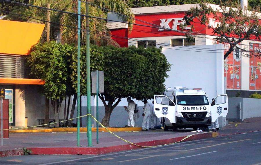 Peritos forenses recogen evidencias en el sitio donde un grupo armado mató a cinco personas que habían buscado refugio en el lugar, este lunes en una terminal de autobuses de la ciudad de Cuernavaca, en el céntrico estado de Morelos (México). EFE