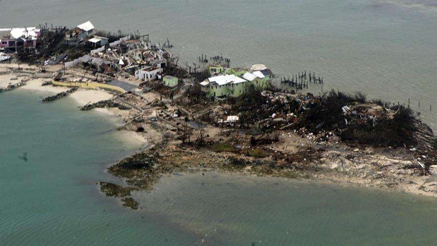 Fotografía cedida por la Guardia Costera de Estados Unidos donde se aprecia una vista aérea tomada el 3 de septiembre de 2019 a los destrozos que causó el huracán Dorian en las Bahamas. EFE