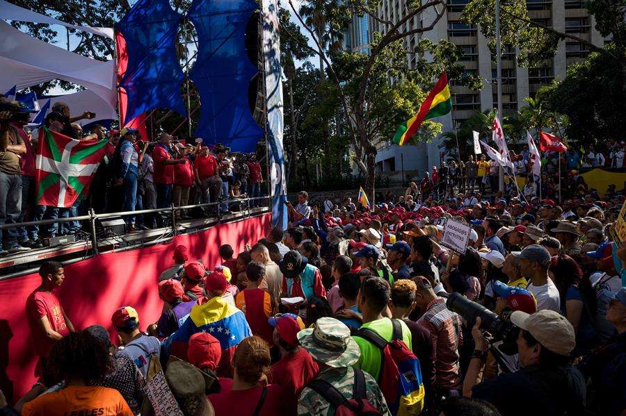 Simpatizantes del oficialismo se manifiestan este martes contra el Tratado Interamericano de Asistencia Recíproca (TIAR), en Caracas. EFE