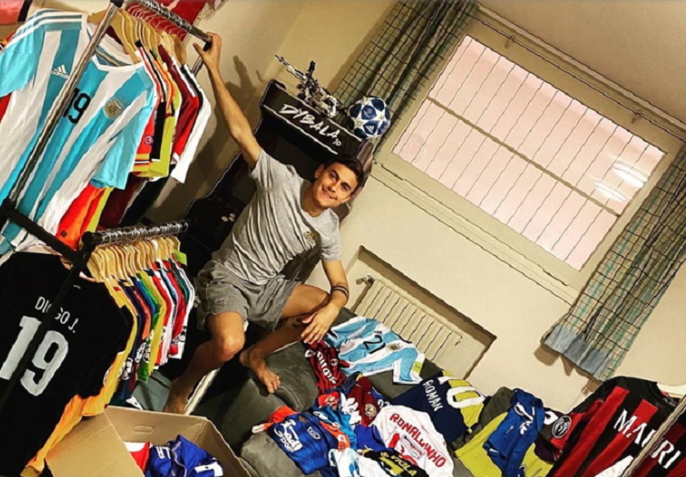 Dybala enseñó su inmensa colección de camisetas (Instagram)