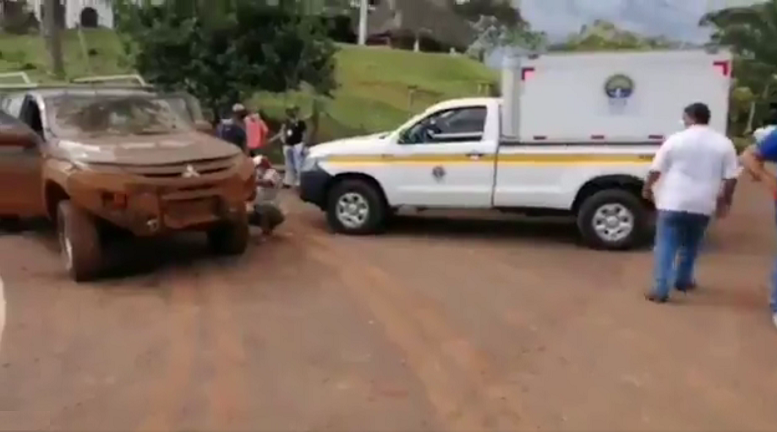 Al parecer el conductor del vehículo que trasladaba a la mujer embarazada hasta un centro médico demoró demasiado en salir del camino de tierra.