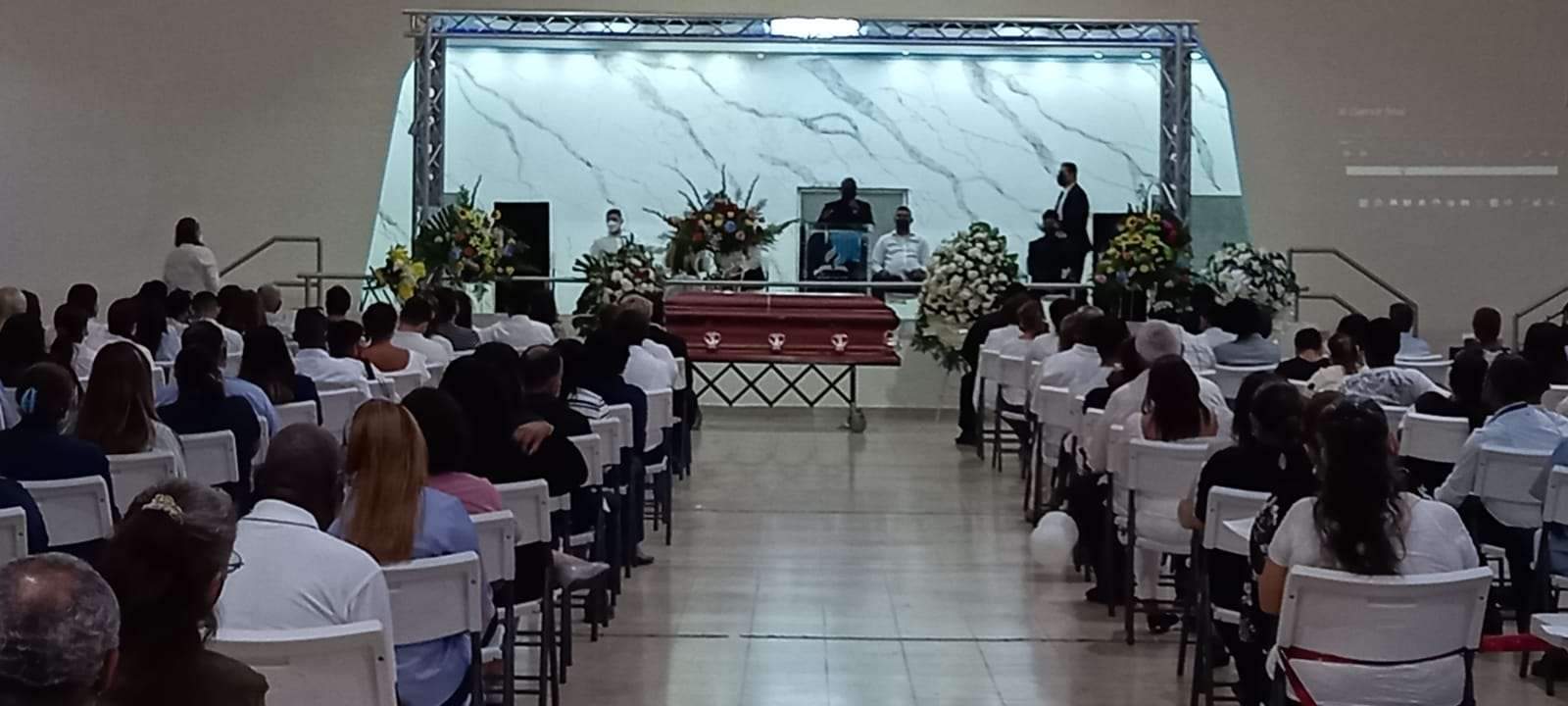 El féretro con los restos mortales de Agustín Lara estaba situado en el centro del  en auditorio del colegio adventista de Panamá. Foto: Alexander Santamaría 