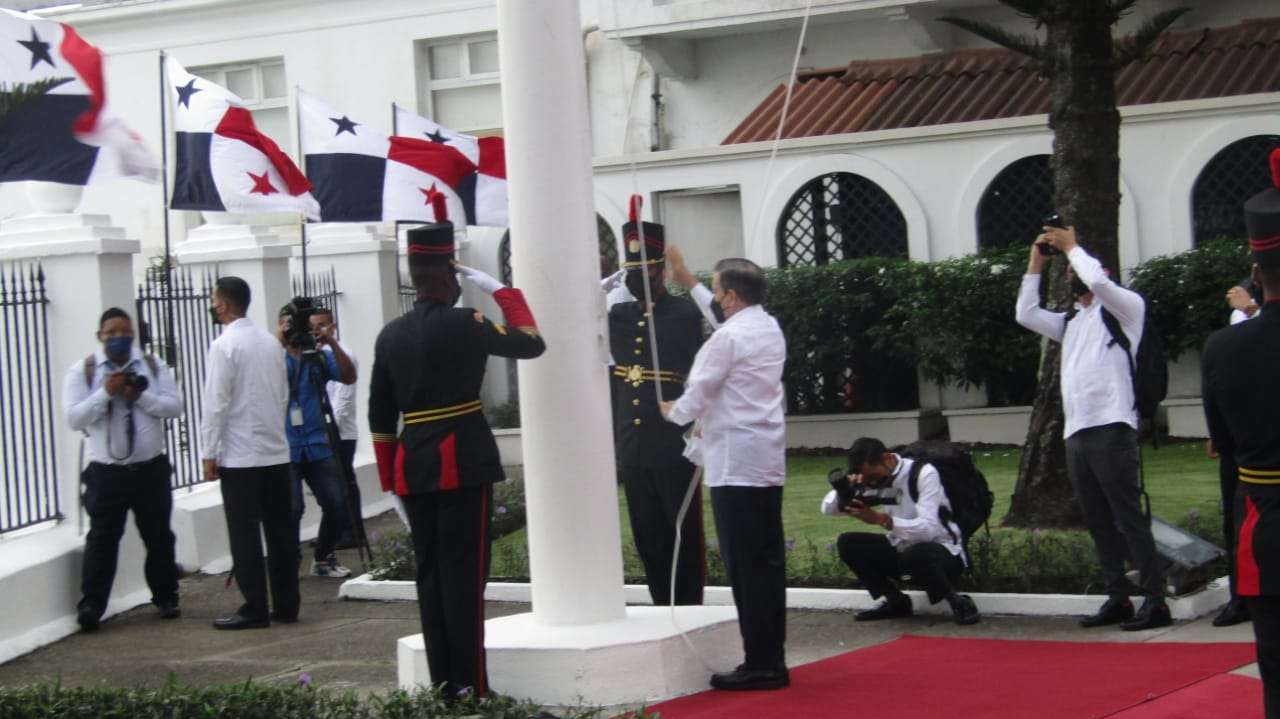 El mandatario Laurentino Cortizo izó la Bandera Nacional en la Presidencia de la República