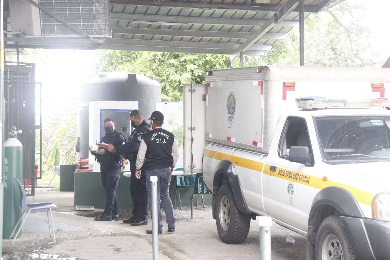 Ruiz Pittí, malherido, fue trasladado al centro de salud de Alcalde Díaz, sin embargo, no sobrevivió y a las 9:25 a.m. los médicos dictaminaron su muerte. Fotos: Landro Ortiz