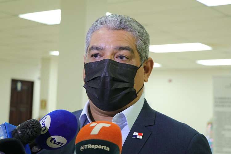 En la imagen aparece el ministro de Salud, Luis Francisco Sucre