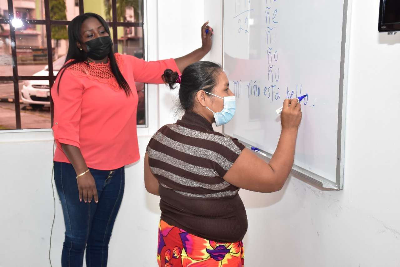 Más de 17 personas se han alfabetizado con la ayuda de una voluntaria del Mides que dicta clases en la Junta Comunal. Sus alumnos entre 26 y 70 años
