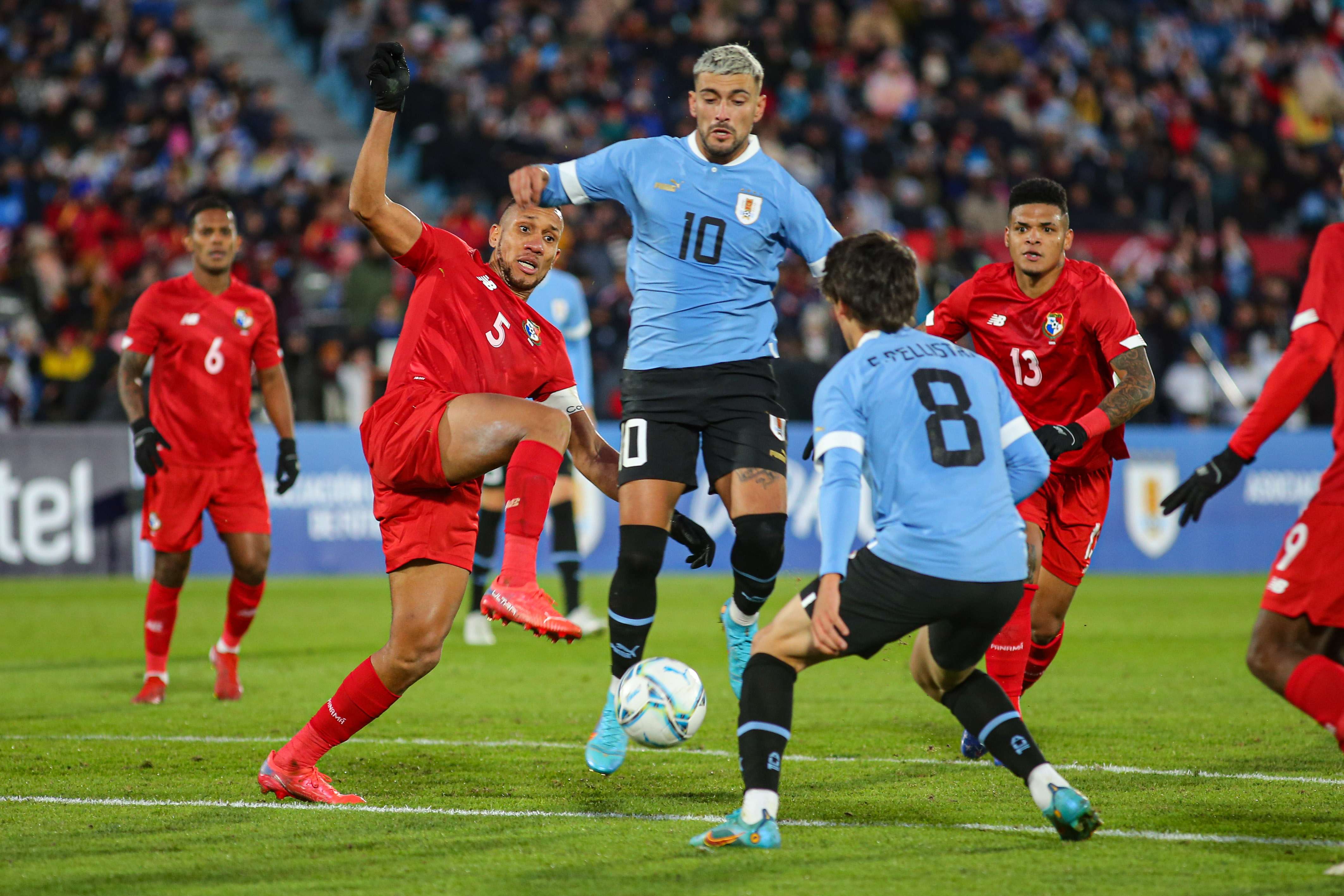  Giorgian de Arrascaeta (c) de Uruguay disputa un balón con Francisco Palacios (i) de Panamá, /EFE