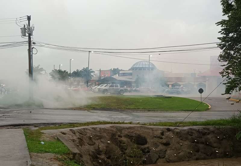 Los enfrentamientos continuaron bajo la lluvia. Foto: Melquiades Vásquez