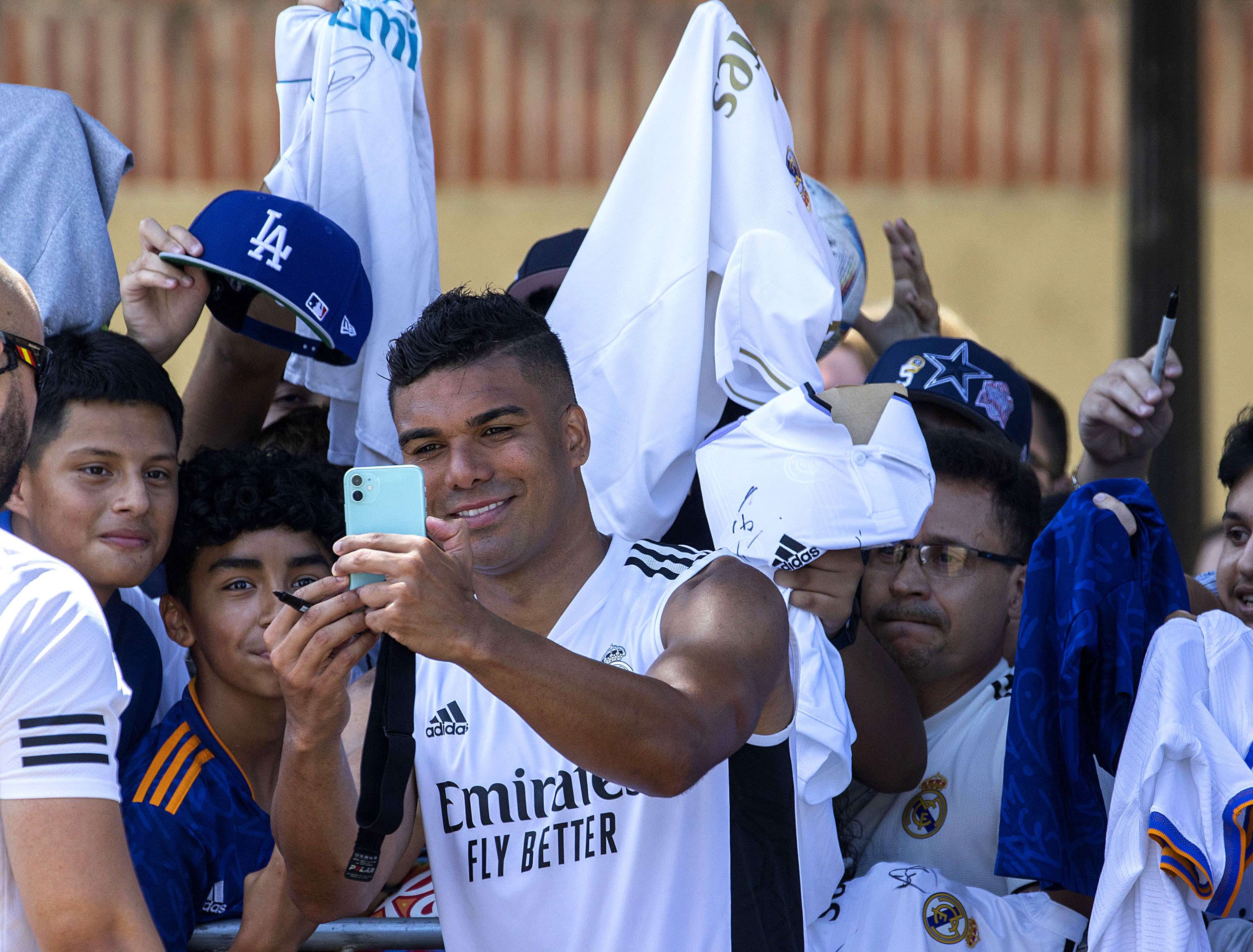 Casemiro del Real Madrid se toma una foto con aficionados. /Foto: EFE