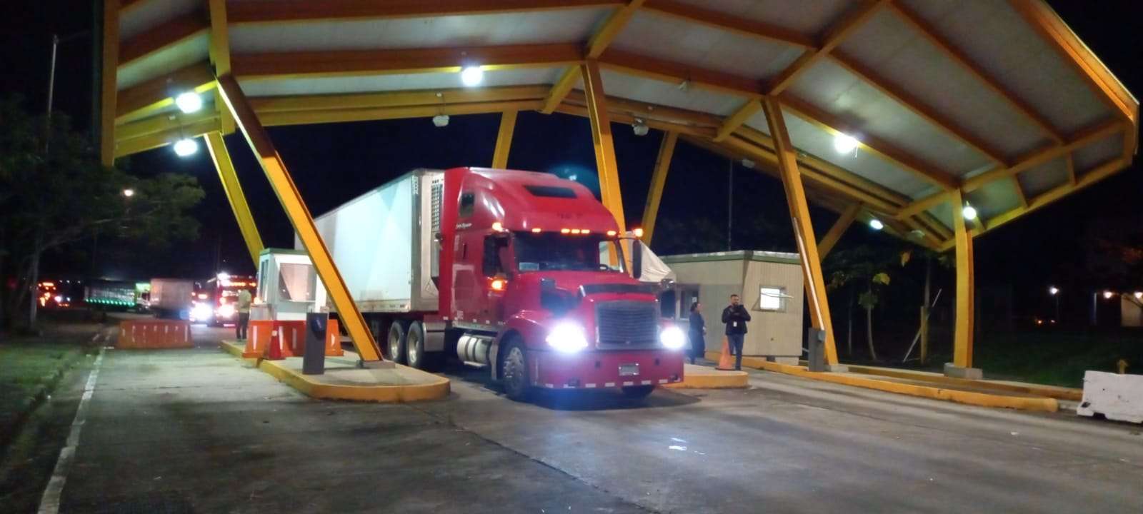 Escoltados por unidades de la Policía, los camiones cargados con productos agrícolas llegaron a Merca Panamá. Videos/Fotos Alexander Santamaría 