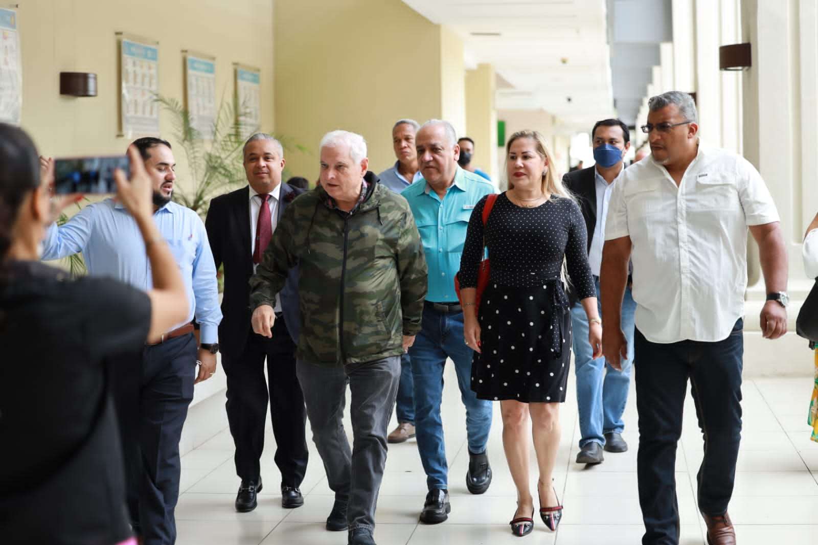 El expresidente Ricardo Martinelli se presentó en el Tribunal Electoral junto con algunos simpatizantes. Foto/Video: Victor Arosemena 