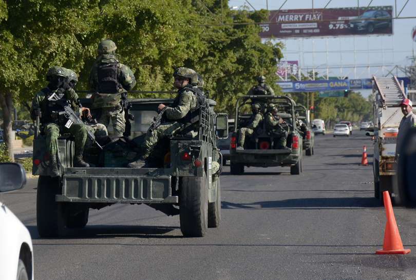  Miembros del Ejército mexicano patrullaron un día después de los enfrentamientos de las Fuerzas Federales con grupos armados tras la detención de Ovidio Guzmán. EFE
