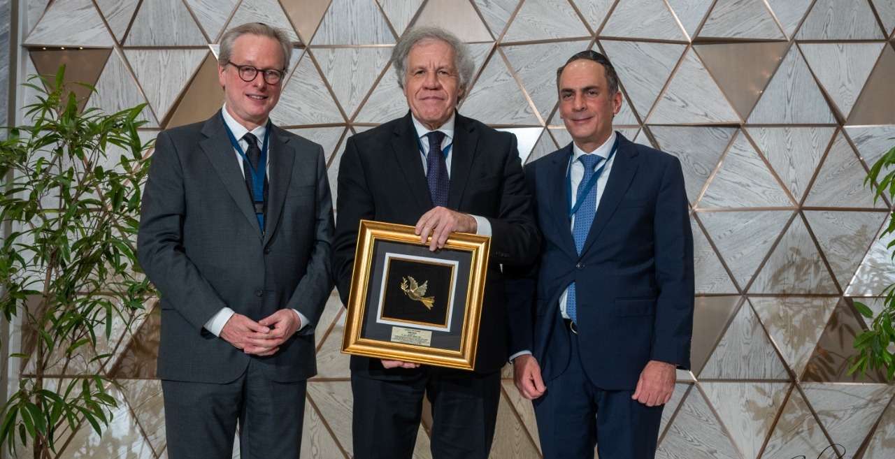 El reconocimiento al Secretario General de la OEA fue entregado por Max Joe Harari, presidente del Consejo Central Comunitario Hebreo de Panamá y Alan Perelis, presidente del Congreso Judío Panameño.