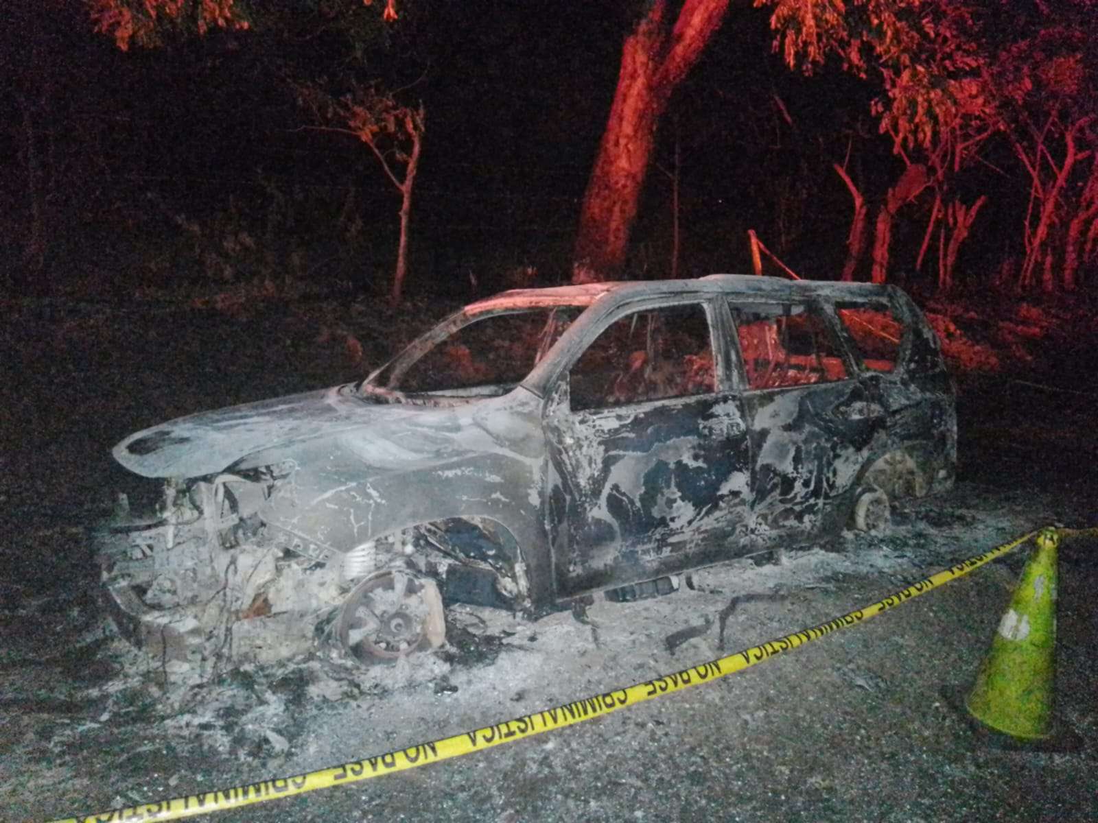 El auto incendiado donde se ubicó el cuerpo.