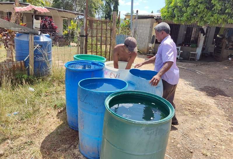 Las familias dependen de los 500 galones de agua que suministra dos veces por semana la alcaldía de Chame.