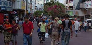 Panameños caminan en la zona comercial de La Central.