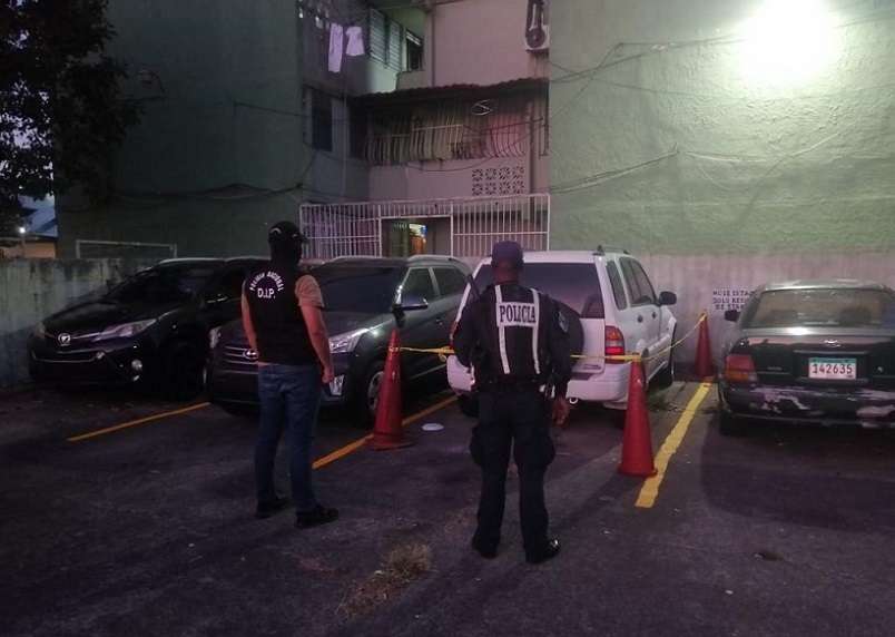 El sospechoso fue aprehendido en los estacionamientos del  edificio Judith #10, ubicado en Santa María, en Betania.