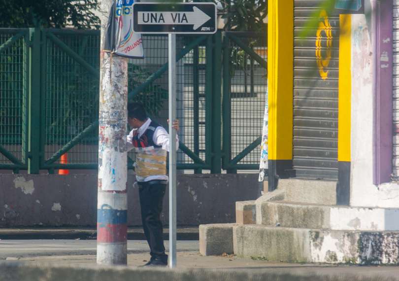 Hombre es visto con un dispositivo explosivo adherido al cuerpo en Guayaquil (Ecuador). EFE