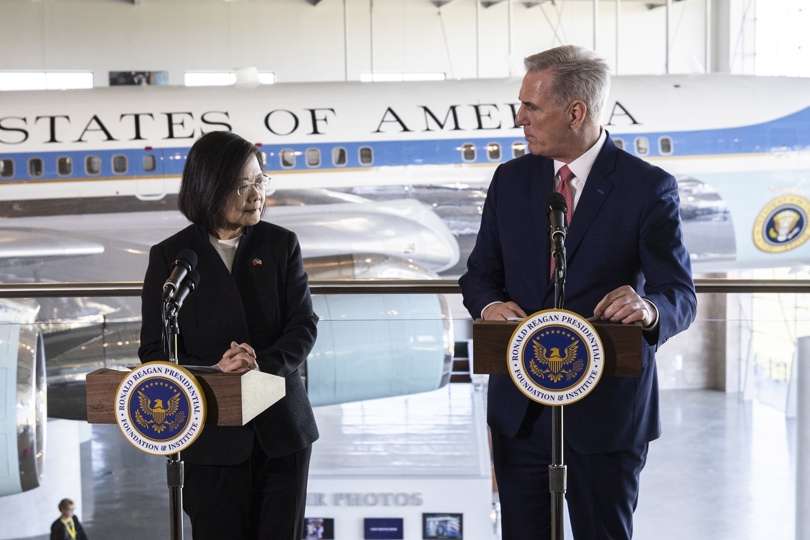El presidente de la Cámara de Representantes de Estados Unidos, Kevin McCarthy, y la presidenta de Taiwán, Tsai Ing-wen. EFE