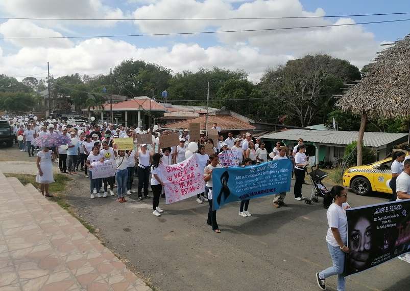 Moradores del distrito herrerano de Los Pozos pidieron un alto a todas las formas de violencia, principalmente la que se da en contra de la mujer. 