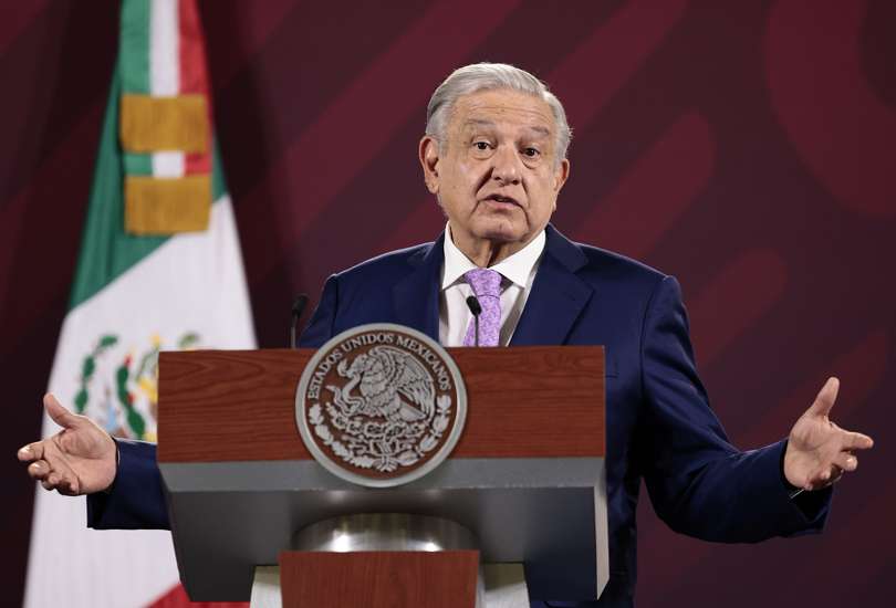 El presidente mexicano, Andrés Manuel López Obrador, habla durante la conferencia matutina en el Palacio Nacional, hoy en Ciudad de México. (México). EFE