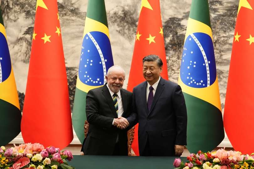 El presidente brasileño, Luiz Inácio Lula da Silva, estrecha la mano de su homólogo chino, Xi Jinping, tras la ceremonia de firma de acuerdos bilaterales en Pekín durante su visita oficial a China. EFE