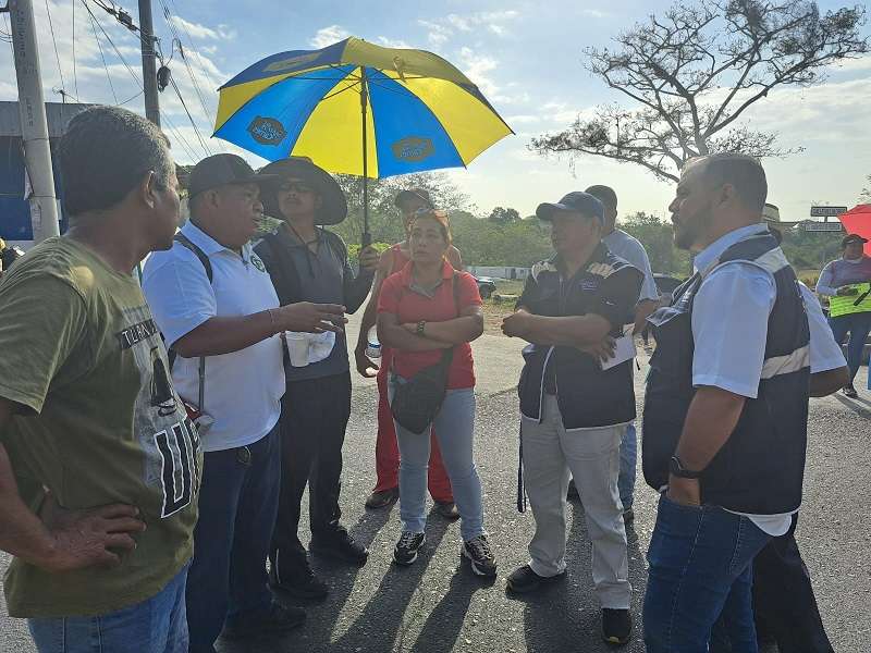 Este jueves, un contingente de unidades antidisturbios de la Policía Nacional se enfrentó con residentes de Santa Cruz.