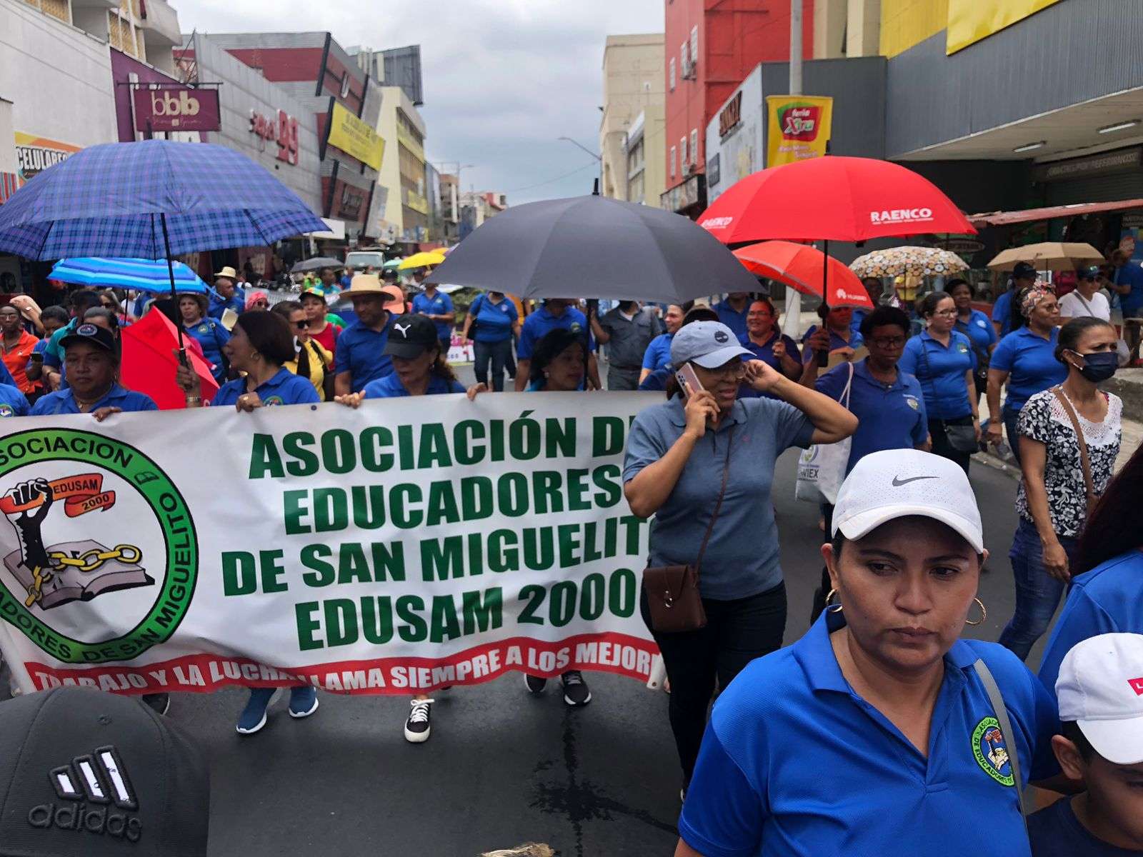 Los docentes marcharon por los alrededores de la escuela República de Venezuela, Calidonia.