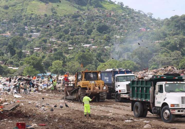 Especialistas de la UTP en suelo, aguas residuales y manejo de desechos, entregaron el Informe Diagnóstico sobre el Relleno Sanitario de Cerro Patacón.