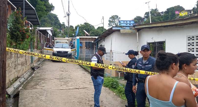 El cadáver de la víctima quedó en la parte frontal de una de las residencias que se ubican en la vereda. Foto: Alexander Santamaría