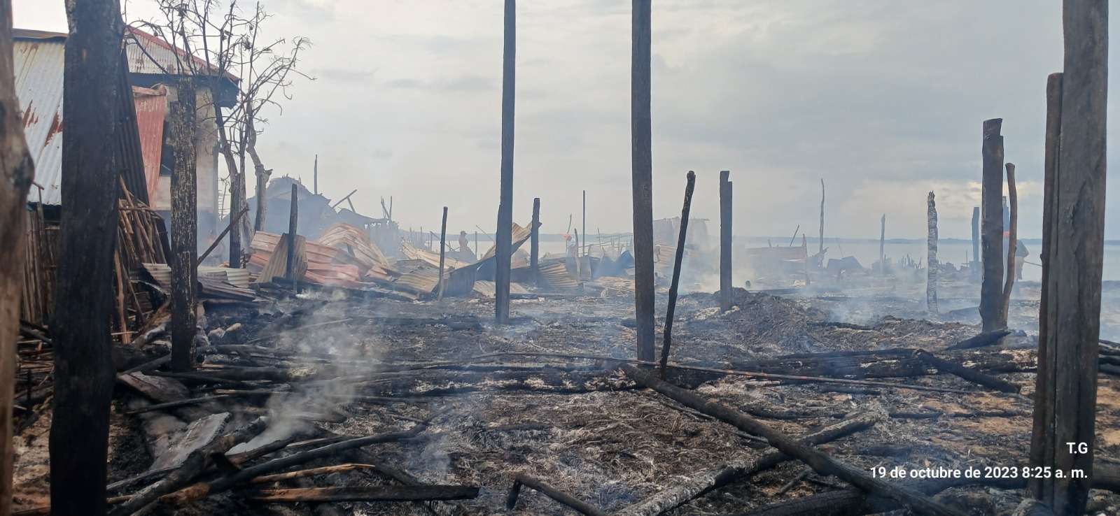 El fuego arrasó con 12 casas en Guna Yala.
