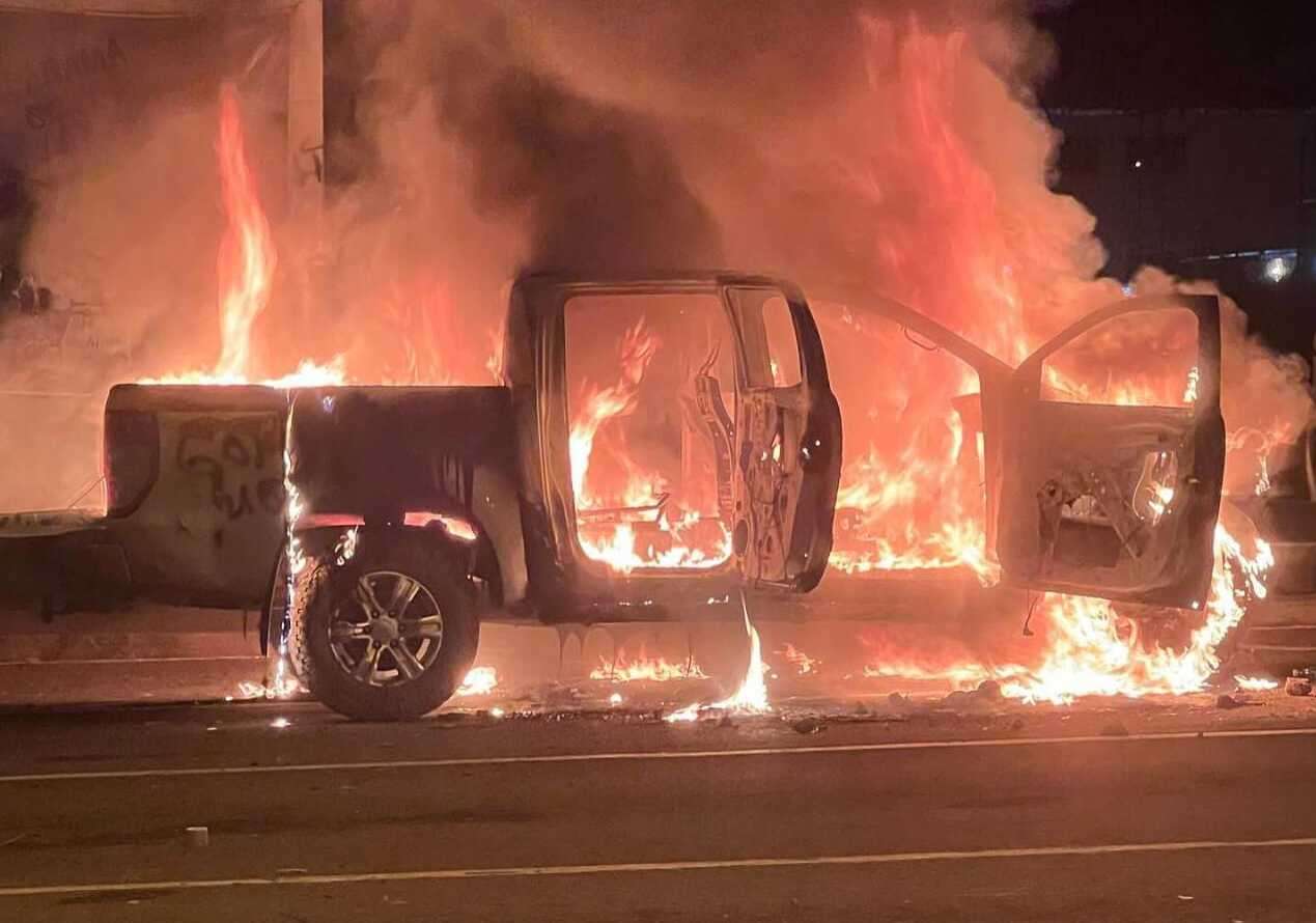 Arde en llamas uno de los autos de propiedad del Estado.