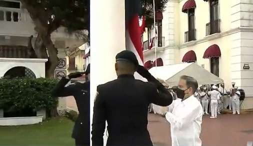El presidente Cortizo iza la bandera.
