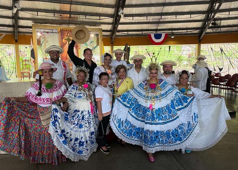 Los miembros de la Asociación Cívica de Santeños Residentes en San Miguelito, otorgaron la medalla Rufina Alfaro a la diputada Mayín Correa.