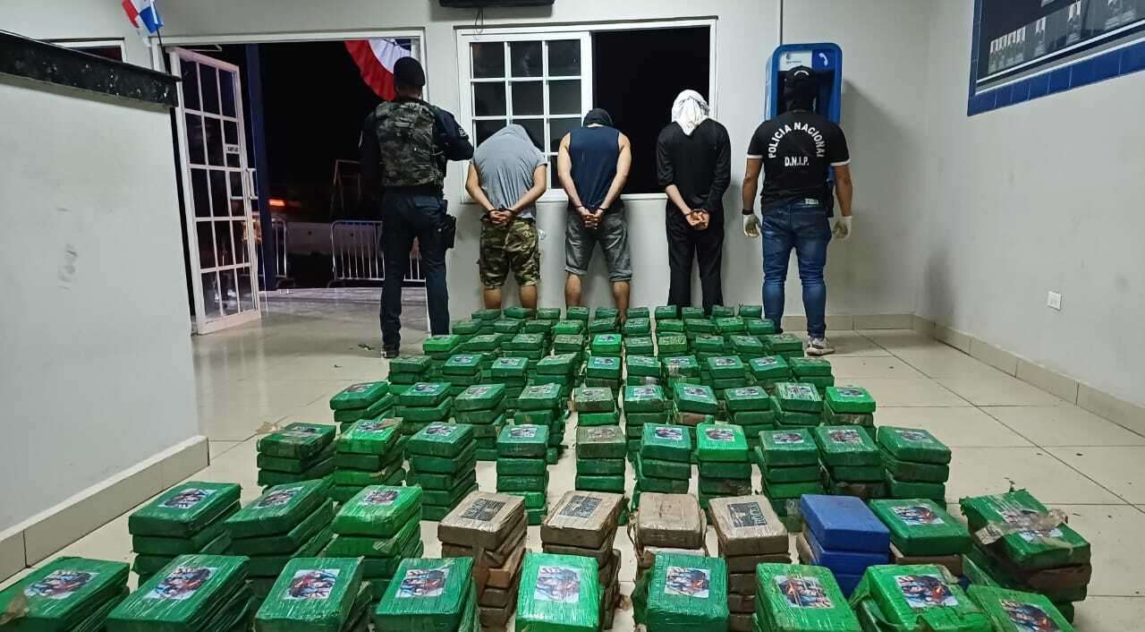 Tres detenidos y los paquetes de droga en el operativo desarrollado en Arraiján.