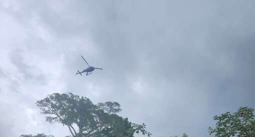 Helicóptero sobrevuela el área donde ocurrió el accidente.