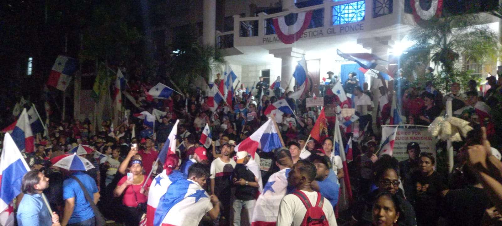 Los panameños ejercen presión en las afueras de la CSJ. (Foto: Alexander Santamaría)